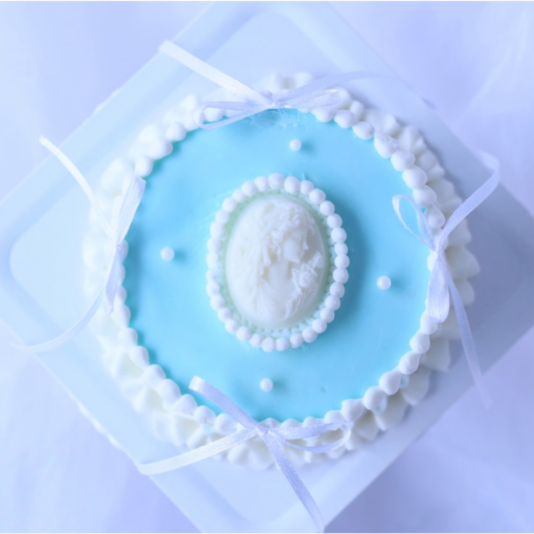 カメオとフリルのケーキ　ティファニーブルー3号サイズ